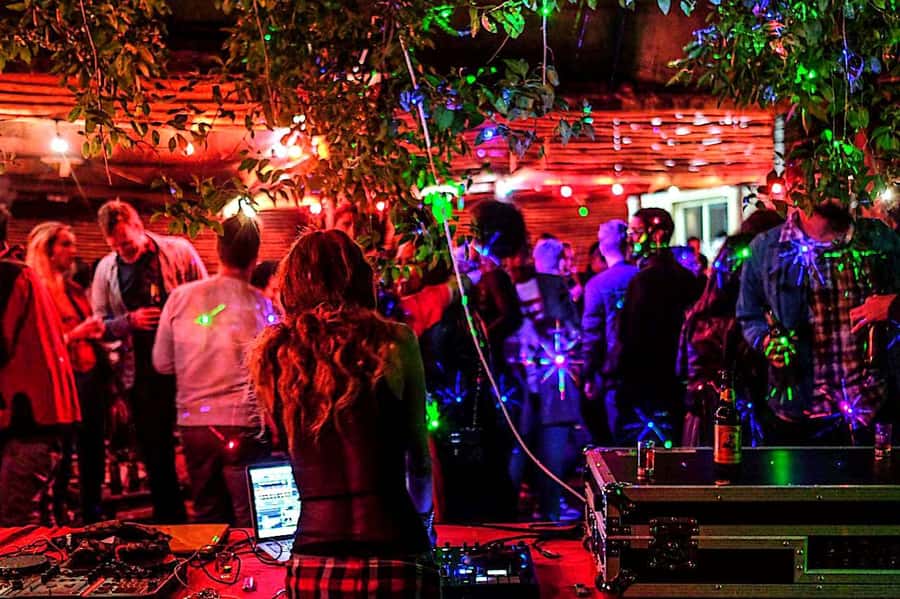Pup crawl and nightlife tour in Addis Ababa. - The traditional restaurant and Ethiopian performances